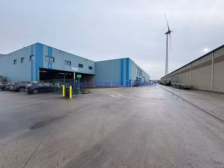 hoge magazijnruimte van 5.400m² met hoogtes van ca. 9m en ca. 14m