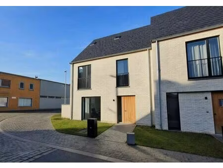 nieuwbouwwoning in hartje poesele met 3 slpks  tuin & carport