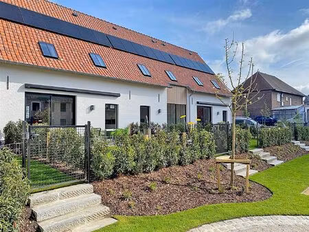 instapklare dorpswoning met 3 slaapkamers  tuin/terras  carport & grote kelder