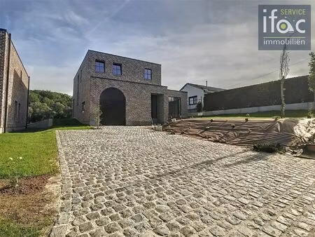 villa met 4 slaapkamers  2 badkamers en een grote tuin