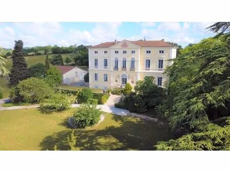 magnifique château du 16ème siècle avec sa chapelle dans un parc de plus de 2 hectares