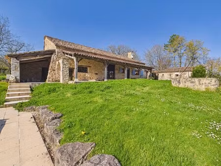 chamant ensemble avec piscine  dans un hameau à proximité de villeréal