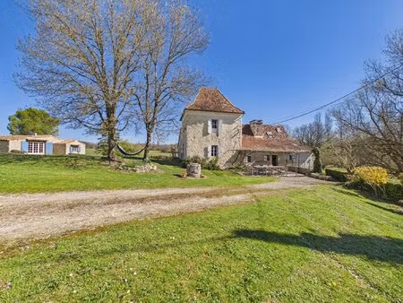 charmante propriété en pierre proche avec maison d'amis  piscine  étang et 11.5 hectares