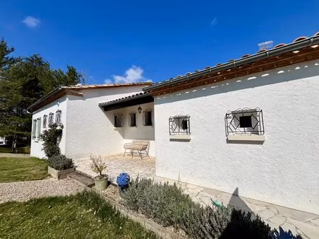élégante maison au bord de la rivière avec piscine et vue panoramique