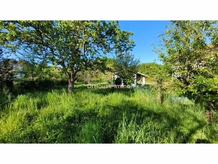 terrain constructible de 725 m2 avec dependance de 20 m2