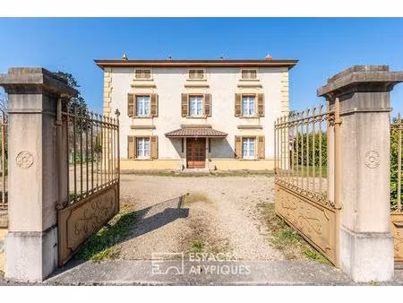 maison de caractère à réhabiliter avec potentiel - centre de villeneuve (01480)