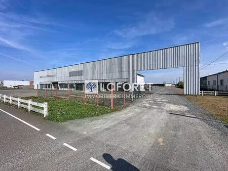 vente bureaux et commerces à thouars (79100) : à vendre / 4300m² thouars