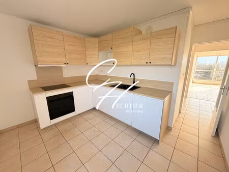 location appartement 4 pièces 72m2 grenoble 38100 - 890 € - surface privée