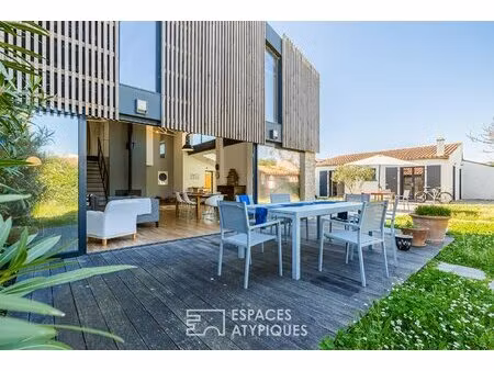 ancien hangar sublimé en loft d'exception avec jardin intimiste