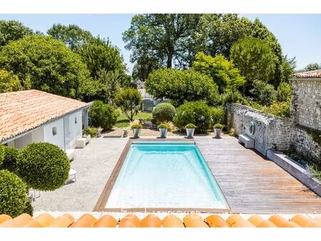 bâtisse d'époque et de caractère en coeur de village