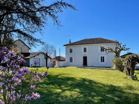 maison 19ème avec piscine et garage  sur terrain 1744m2