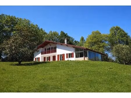 maison basque de 230 m² - 5 chambres - terrain de 5406 m² .