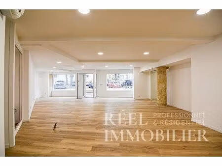 local commercial avec vitrines - emplacement en coeur de ville