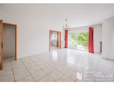 maison à potentiel avec jardin  garage  sous-sol aménageable et 2 entrées indépendantes ..