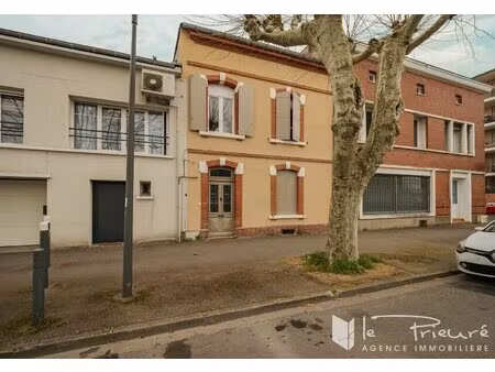 immeuble de 3 appartements avec jardin  cave et box  idéalement situé près de la gare et..