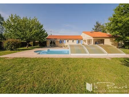 belle maison familiale t5 avec piscine  jardin arboré et garages  proche commodités. bien.