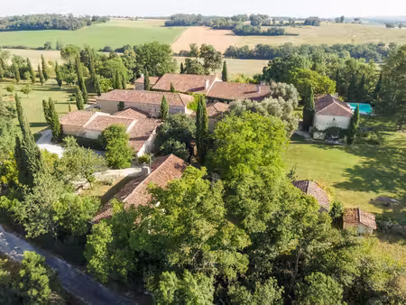 un hameau privé avec dépendances et piscine