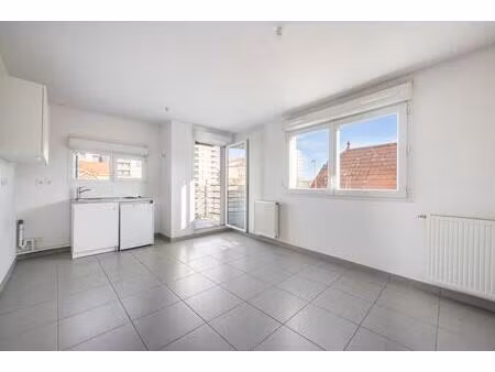 aux portes de montchat - studio avec balcon au pied des trams t3 et t6