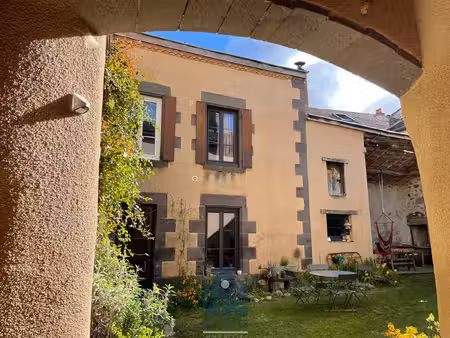 maison de village avec cour  terrasse  caves  granges et parking