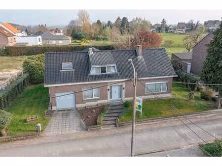 maison familiale spacieuse avec jardin et garage