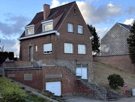 maison 4-façades  terrasse  jardin  atelier  et 2 garages.