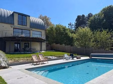maison lumineuse avec une vue dégagée sur les champs