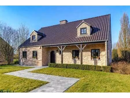 au coeur d'un joli village: belle villa en excellent état d'