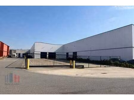 bâtiment industriel stratégiquement situé  comprenant des...