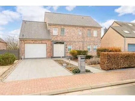 maison familiale spacieuse avec trois chambres