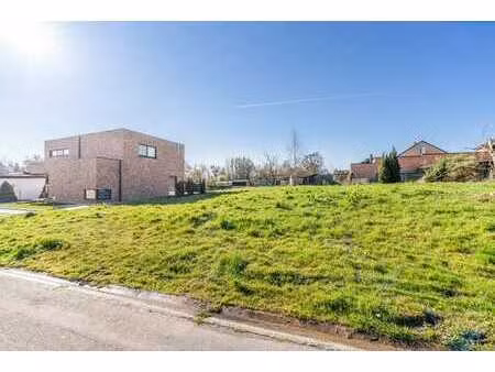 halfopen bebouwing met zuidgerichte tuin!