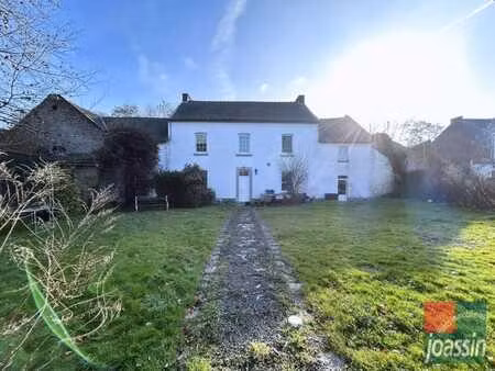 ferme en carré de caractère avec dépendances et jardin