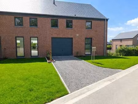 ? charmante maison 3 façades située à aye ?