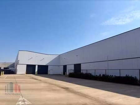 bâtiment industriel stratégiquement situé  comprenant des...