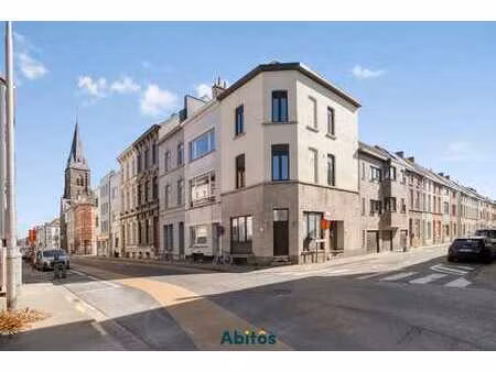 immeuble de rapport comprenant 4 appartements et 3 garage...