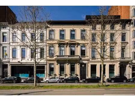 bâtiment monumental aux volumes imposants et doté d'un jardi