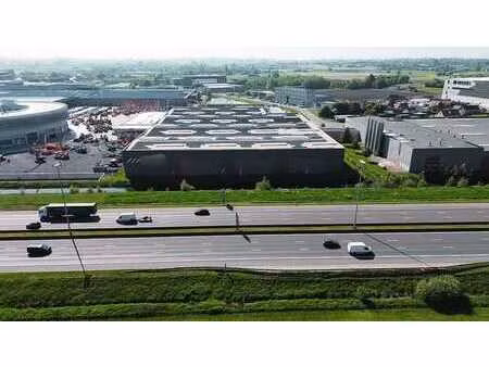 bâtiment industriel de 13 541 m² à louer dans un emplace...