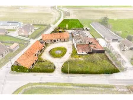 te renoveren hoeve met ruime bijgebouwen op 4.310m²!!