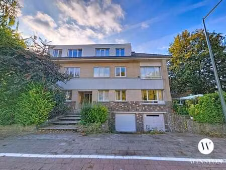 appartement 3 chambres avec jardin de 345m² et garage.