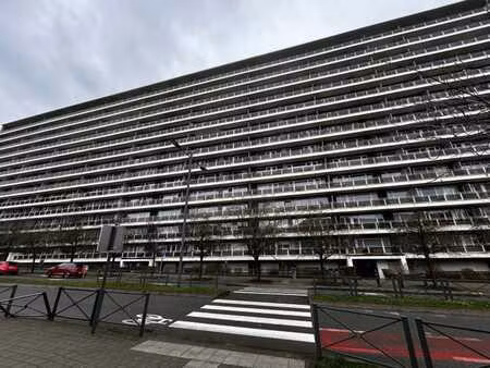 studio lumineux de 35 m² avec terrasse à evere – investisse