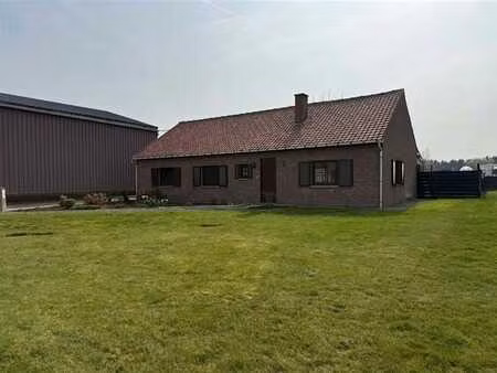 jolie villa 4 façades plain-pied située au cœur du village