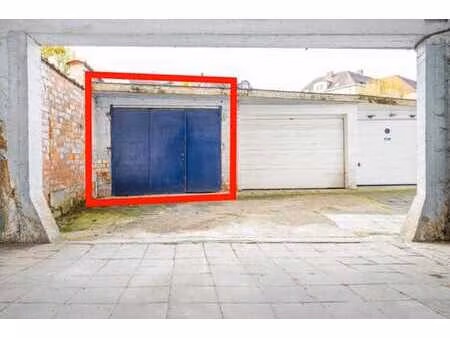 le garage n° 10 sur la cour