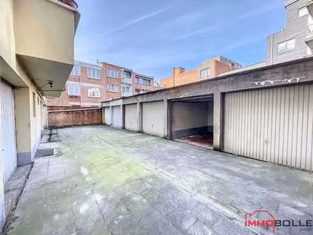 chasse/vub - garage box fermé à louer