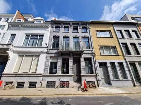 twee slaapkamer appartement met buitenkoer - 120 m²