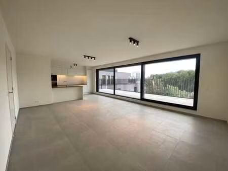 situé à proximité de l'otan et de meiser !