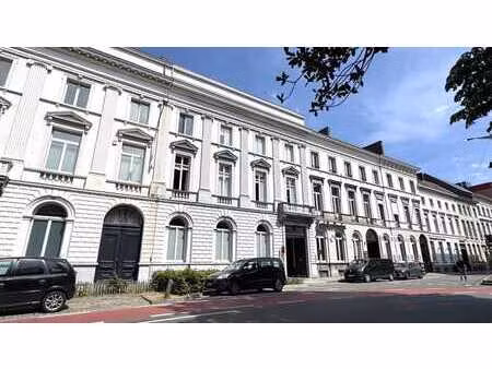bureaux à louer dans une spacieuse maison de maître au cent