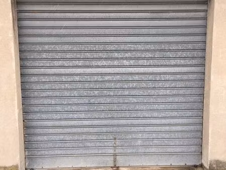 garage de 45 m2 environ de plein pied bien placé