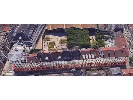 ensemble immobilier de 13 commerces et 1 espace bureau