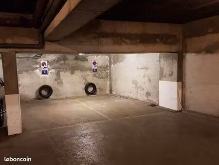 rare-parking sécurisé en plein carre d'or de saint-raphaël-la plage et la gare tgv à proxi