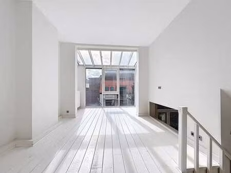 châtelain : appartement 2 chambres + balcon