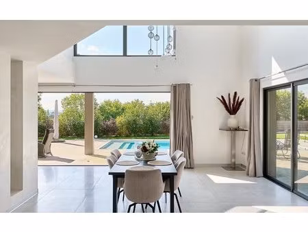 un refuge contemporain entre ville et forêt